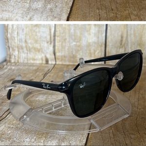 VINTAGE RAY BAN SUNGLASSES BLACK WITH GRAY GLASS LENSES